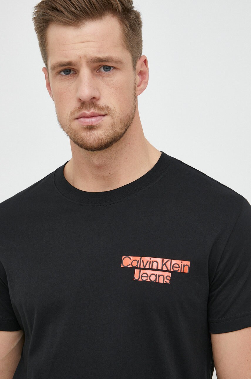 

Памучна тениска Calvin Klein Jeans в черно с принт, Черен