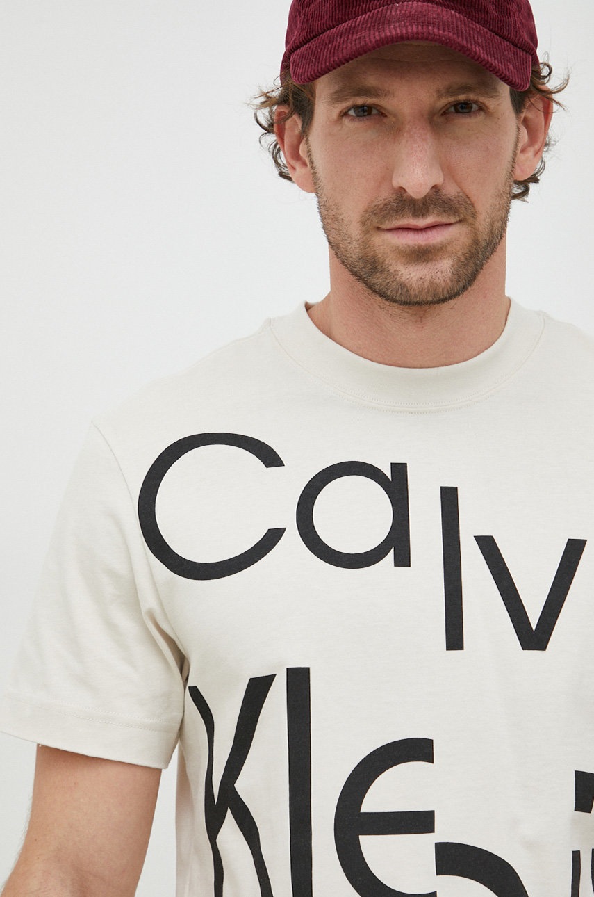

Памучна тениска Calvin Klein Jeans в бежово с принт, Бежов