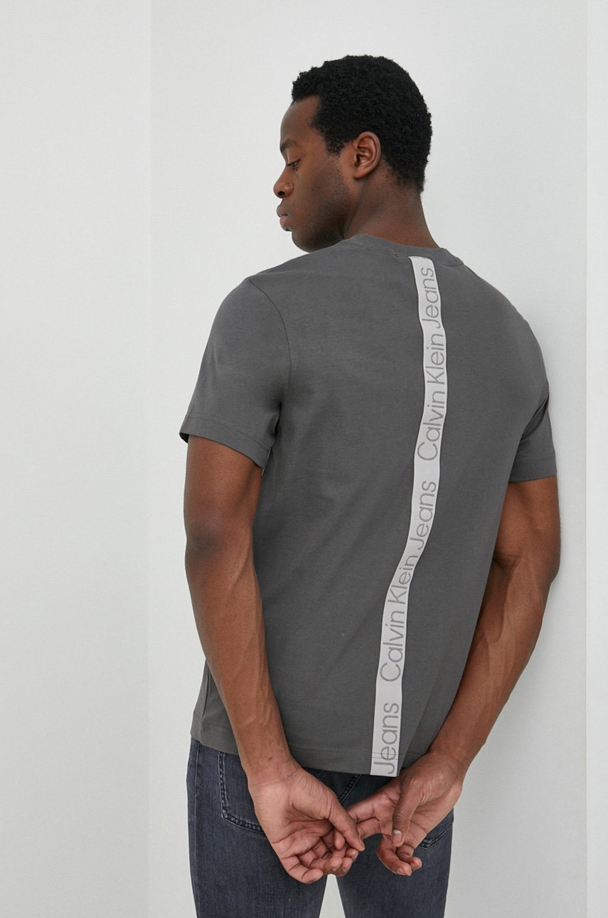 

Памучна тениска Calvin Klein Jeans в сиво с изчистен дизайн, Сив