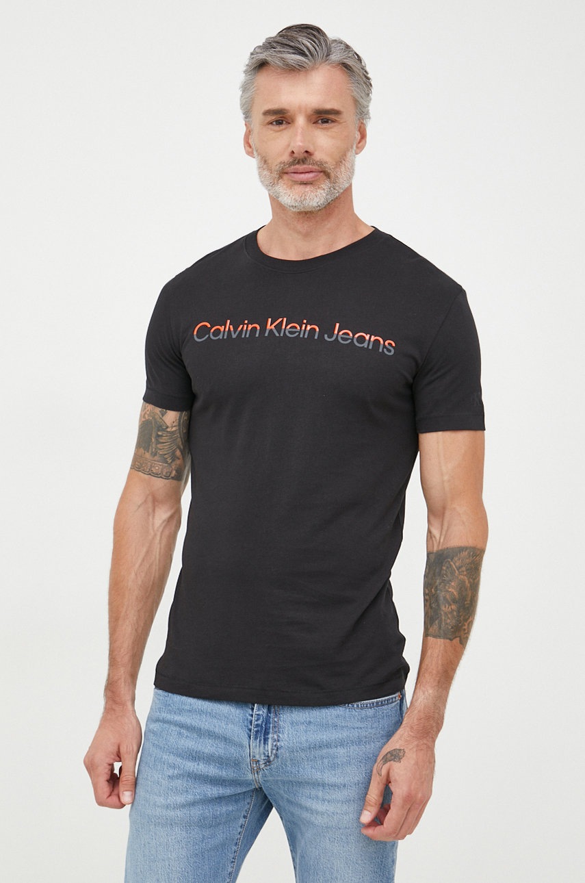 

Памучна тениска Calvin Klein Jeans в черно с принт, Черен
