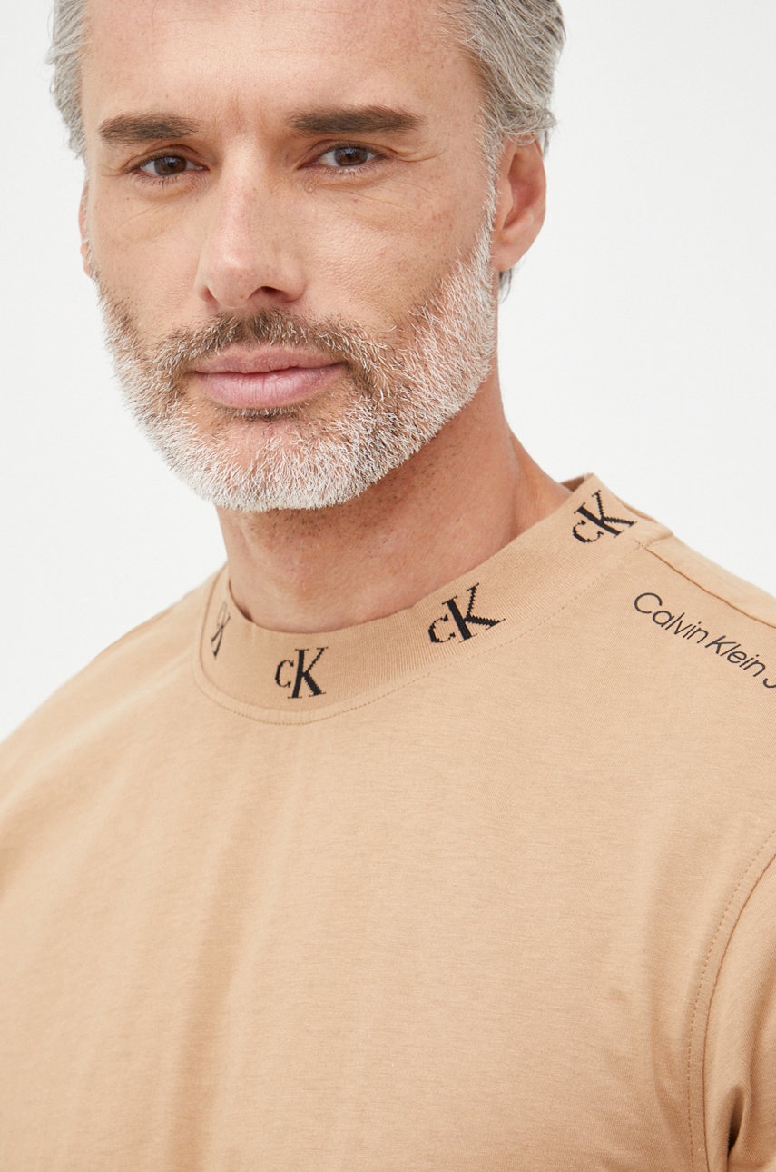 

Памучна тениска Calvin Klein Jeans в кафяво с изчистен дизайн, Кафяв
