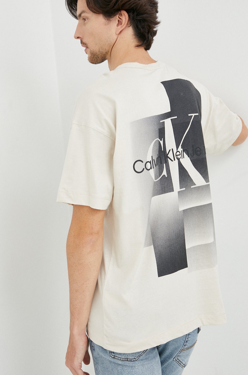 

Памучна тениска Calvin Klein Jeans в бежово с принт, Бежов