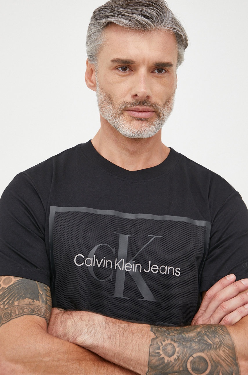 

Памучна тениска Calvin Klein Jeans в черно с принт, Черен