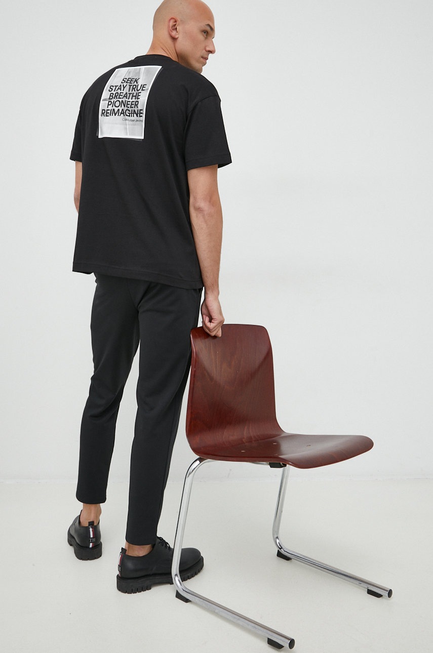 

Памучна тениска Calvin Klein Jeans в черно с принт, Черен