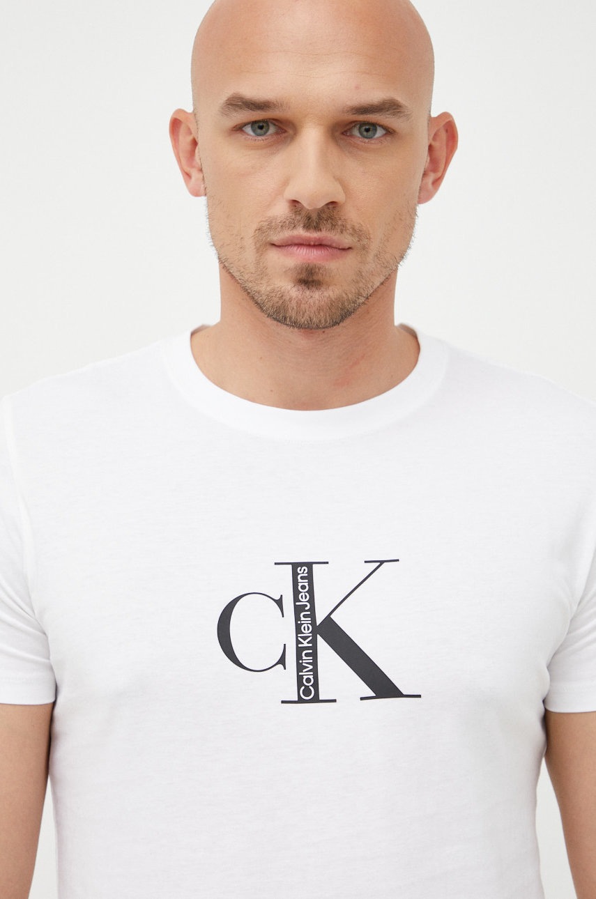 

Памучна тениска Calvin Klein Jeans в бяло с принт, Бял