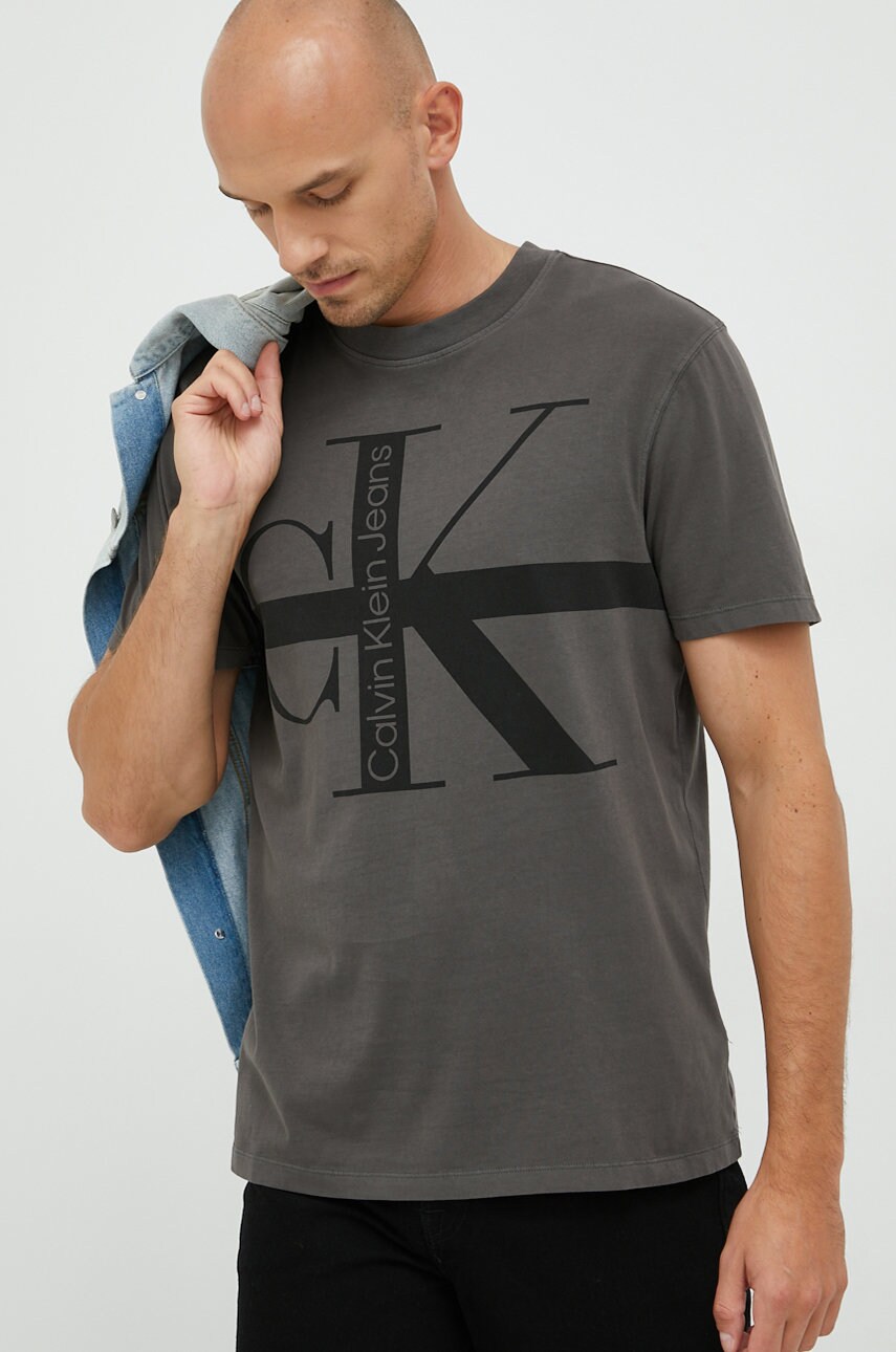 

Памучна тениска Calvin Klein Jeans в сиво с изчистен дизайн, Сив