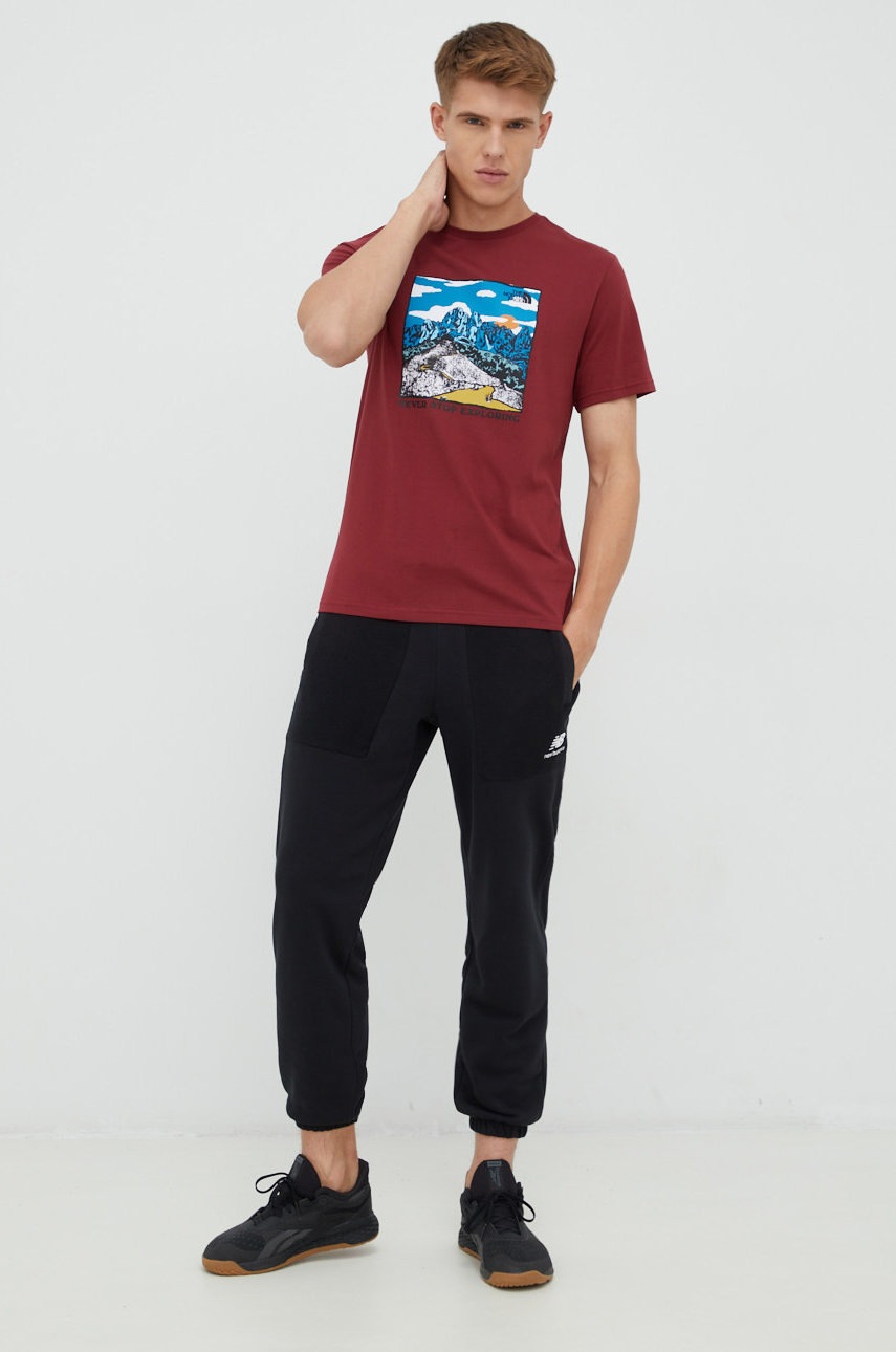

Хлопковая футболка The North Face цвет бордовый с принтом