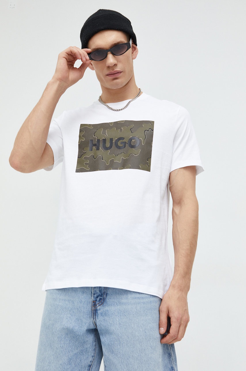 

Хлопковая футболка HUGO цвет белый с принтом