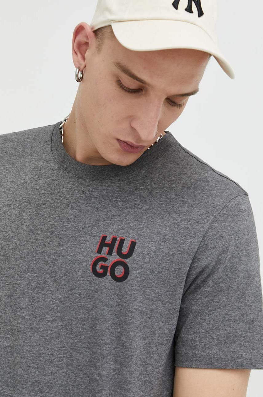 

Памучна тениска HUGO в сиво с изчистен дизайн, Сив