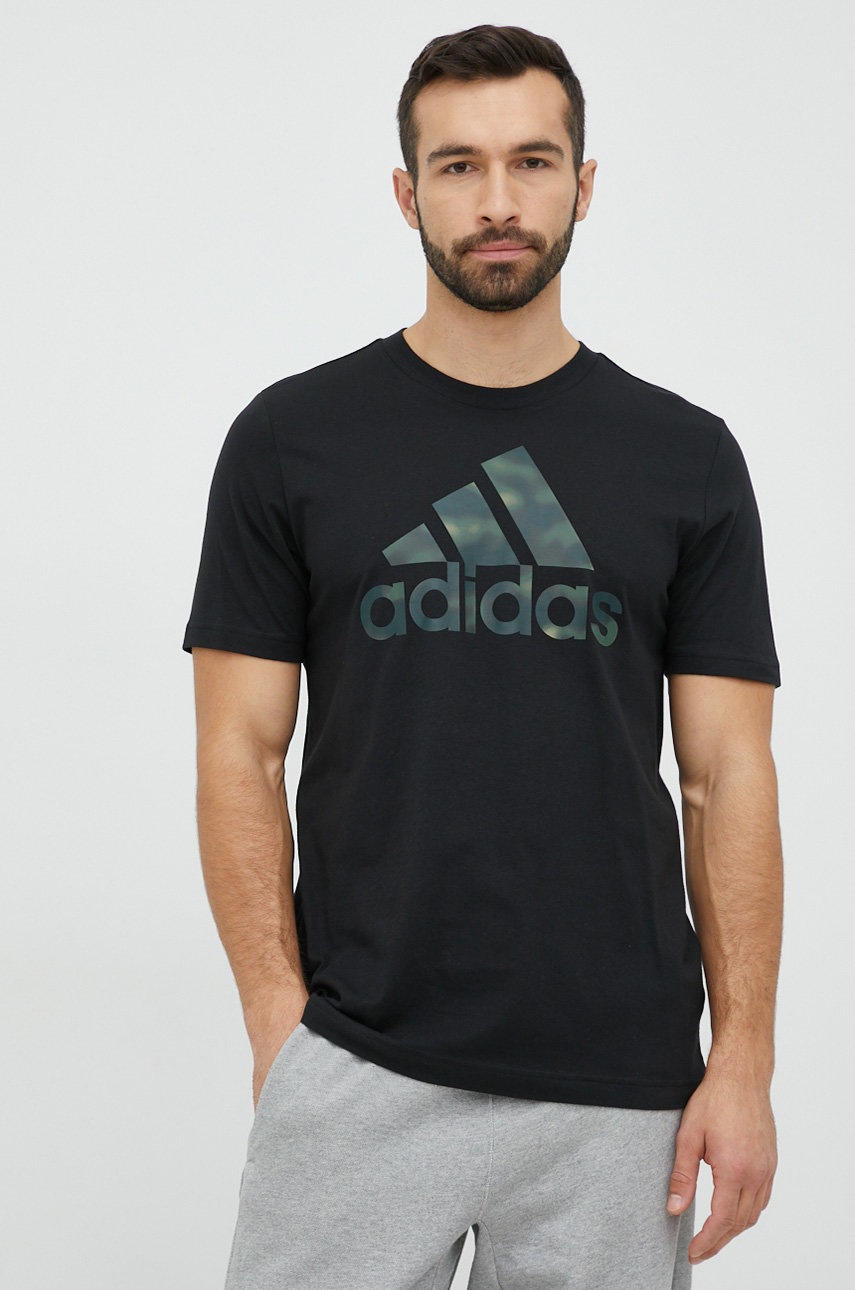 

Памучна тениска adidas в черно с принт, Черен