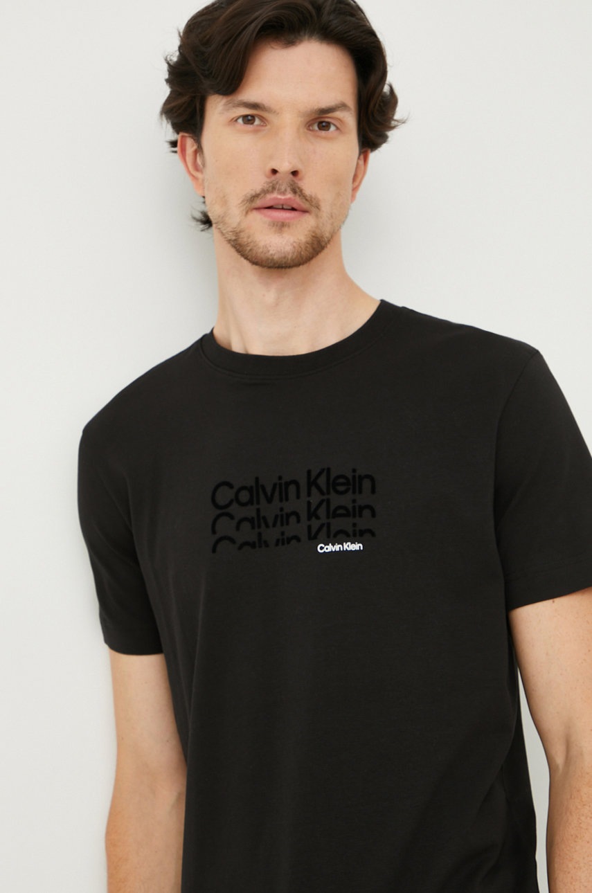 

Тениска Calvin Klein в черно с принт, Черен
