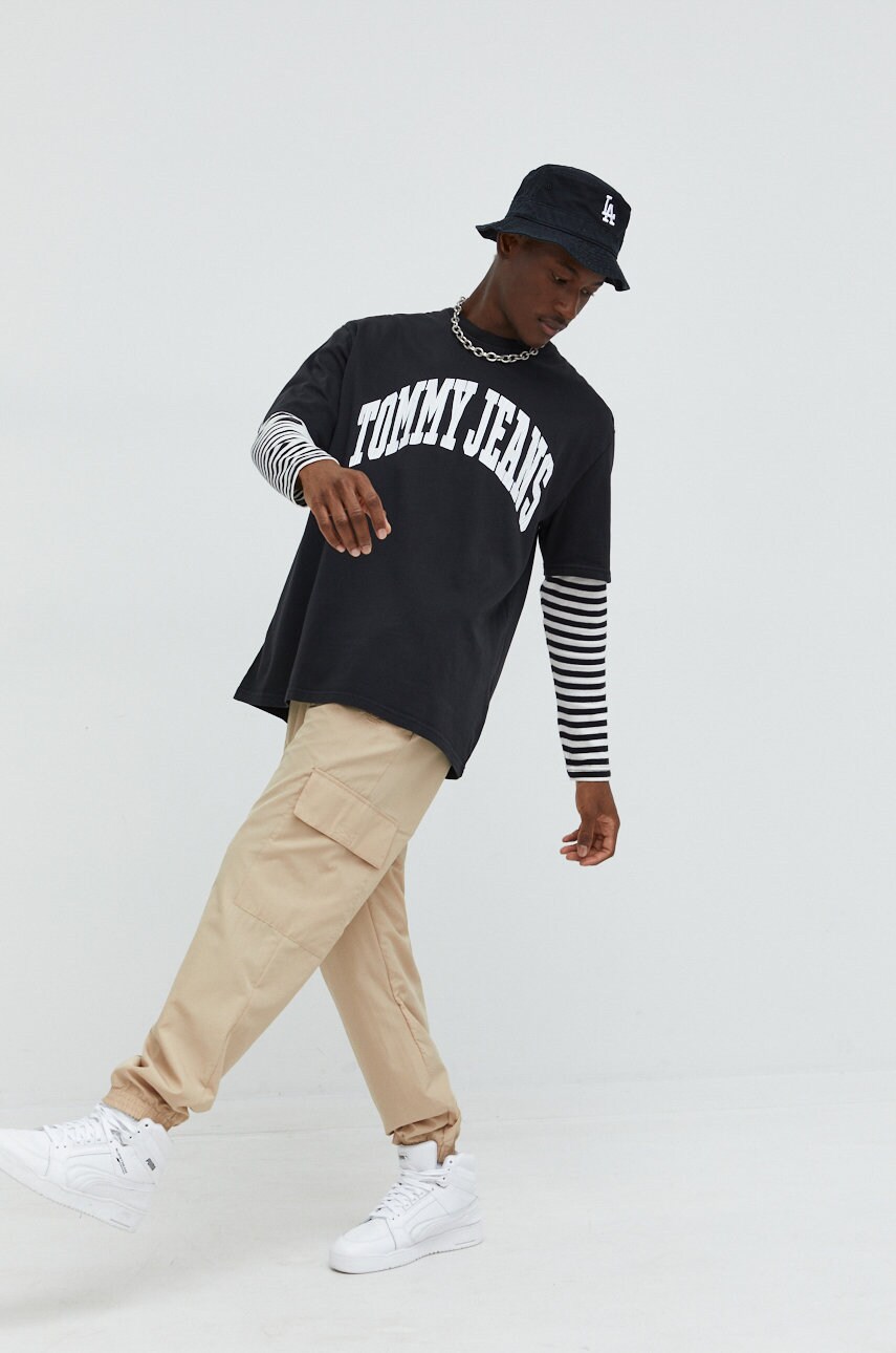 

Хлопковая футболка Tommy Jeans цвет чёрный с принтом