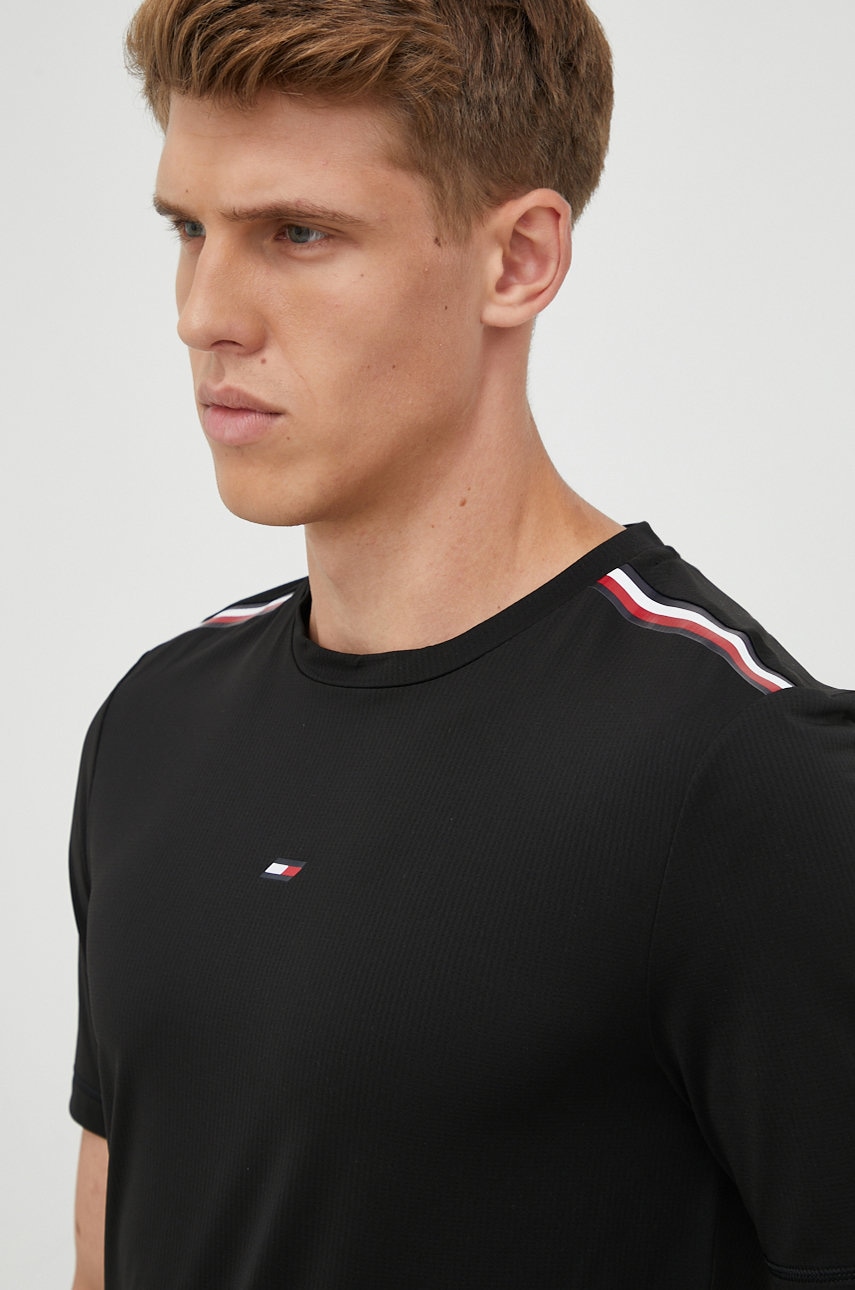 

Тениска Tommy Hilfiger в черно с изчистен дизайн, Черен