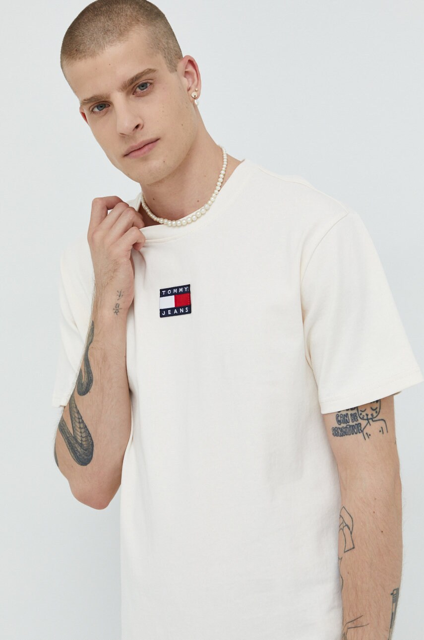 

Памучна тениска Tommy Jeans в бяло с апликация, Бежов