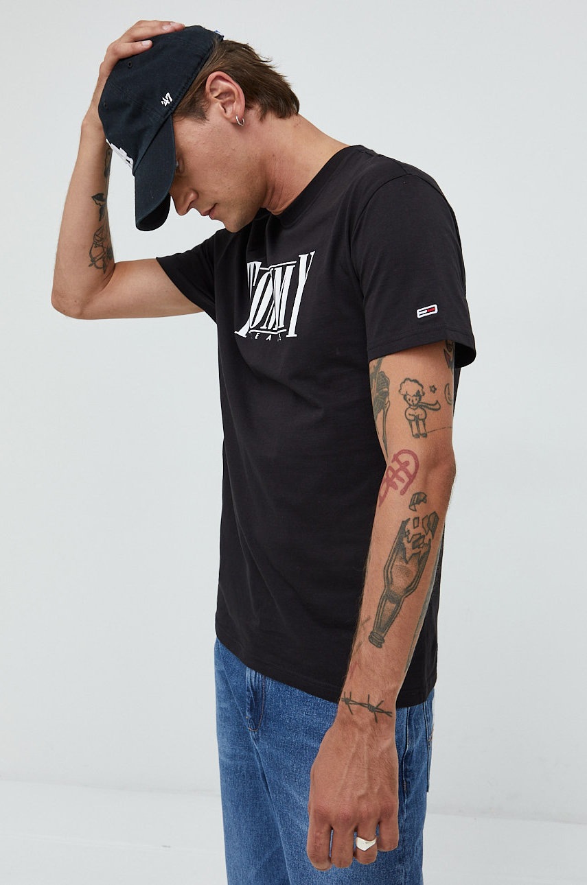 

Памучна тениска Tommy Jeans в черно с принт, Черен
