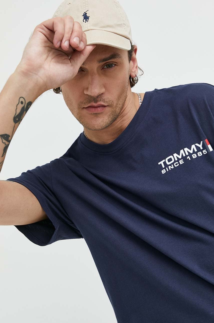 

Памучна тениска Tommy Jeans в тъмносиньо с принт, Тъмносин