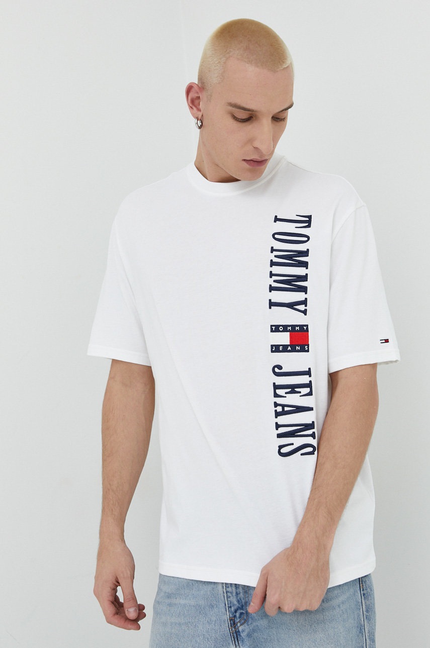

Памучна тениска Tommy Jeans в бяло с апликация, Бял