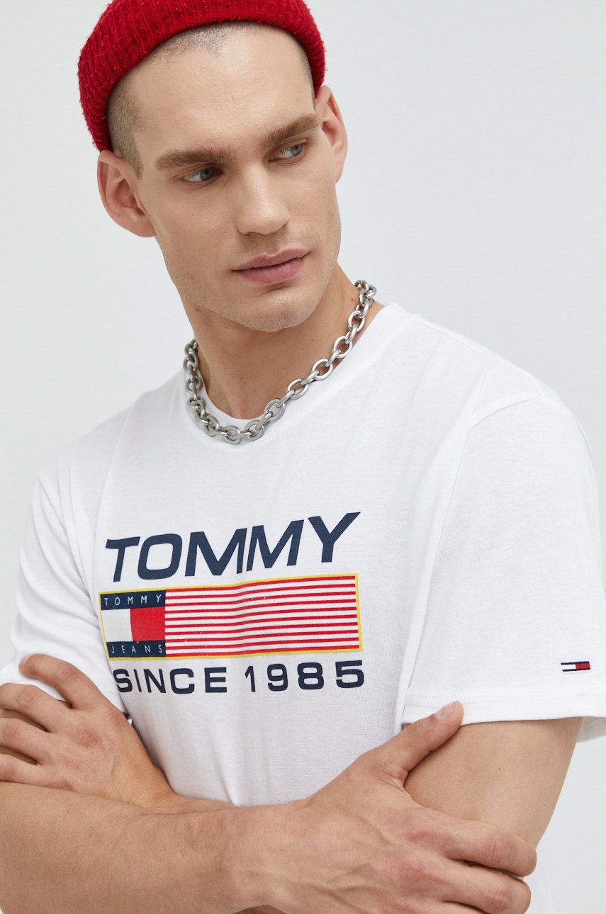 

Памучна тениска Tommy Jeans в бяло с принт, Бял