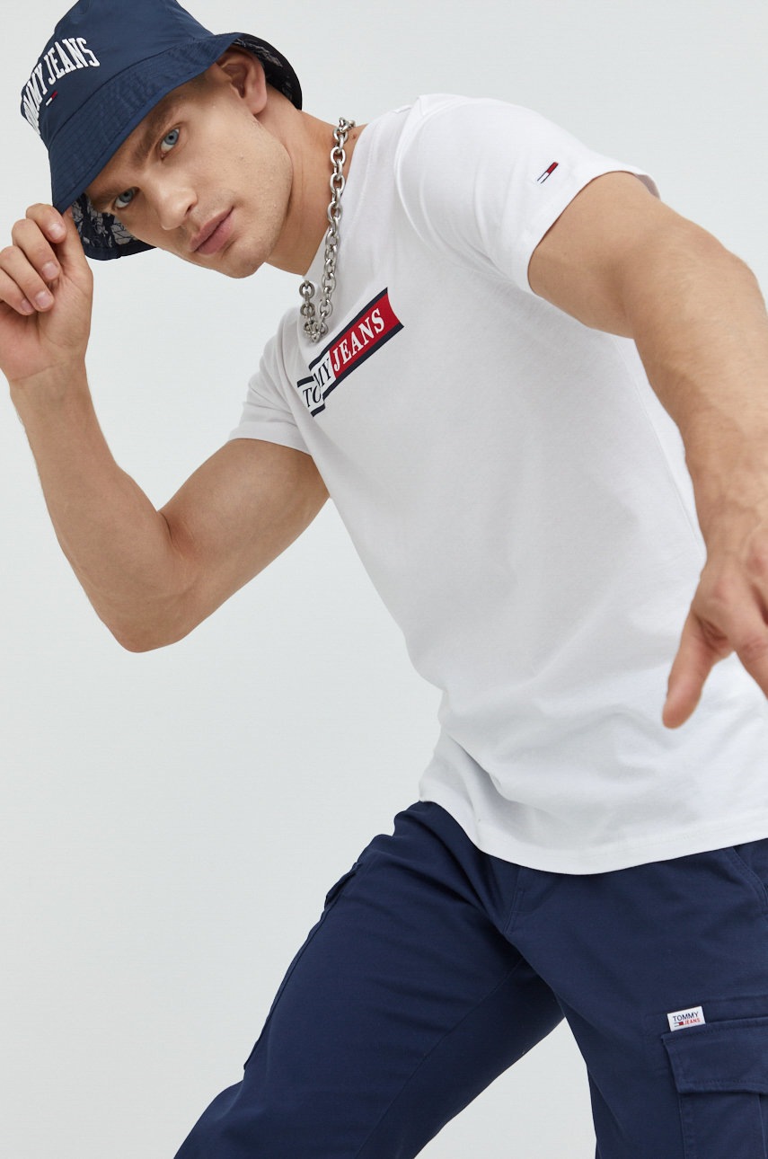 

Памучна тениска Tommy Jeans в бяло с принт, Бял