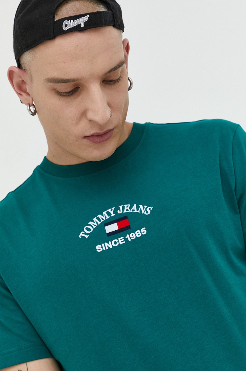 

Памучна тениска Tommy Jeans в зелено с апликация, Зелен