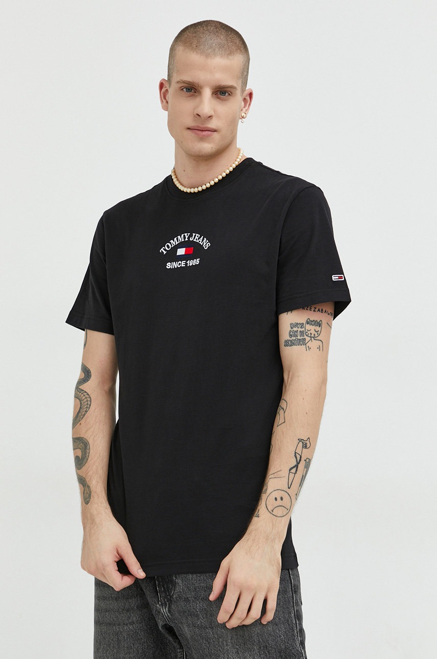 

Памучна тениска Tommy Jeans в черно с апликация, Черен