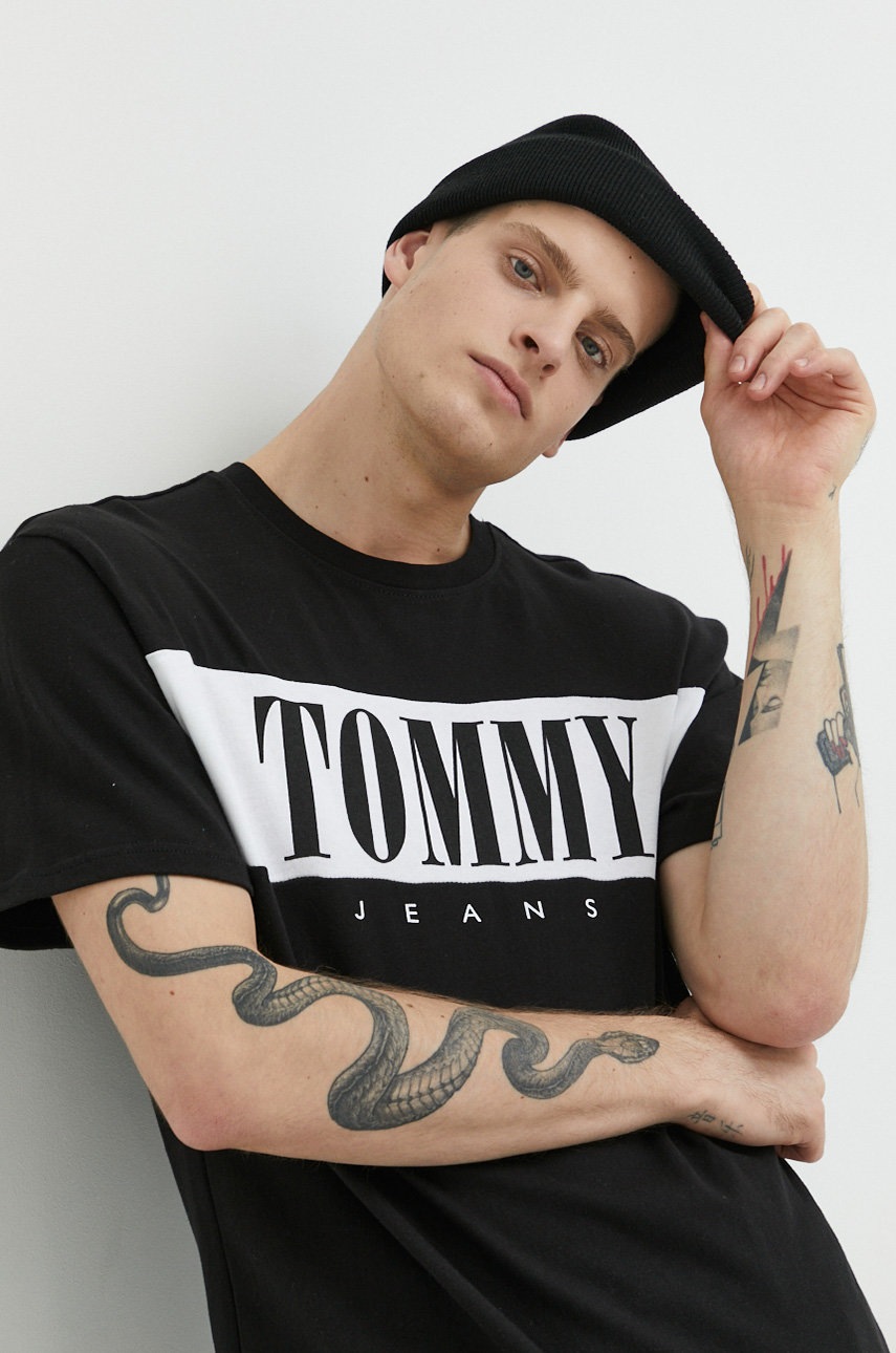 

Памучна тениска Tommy Jeans в черно с принт, Черен