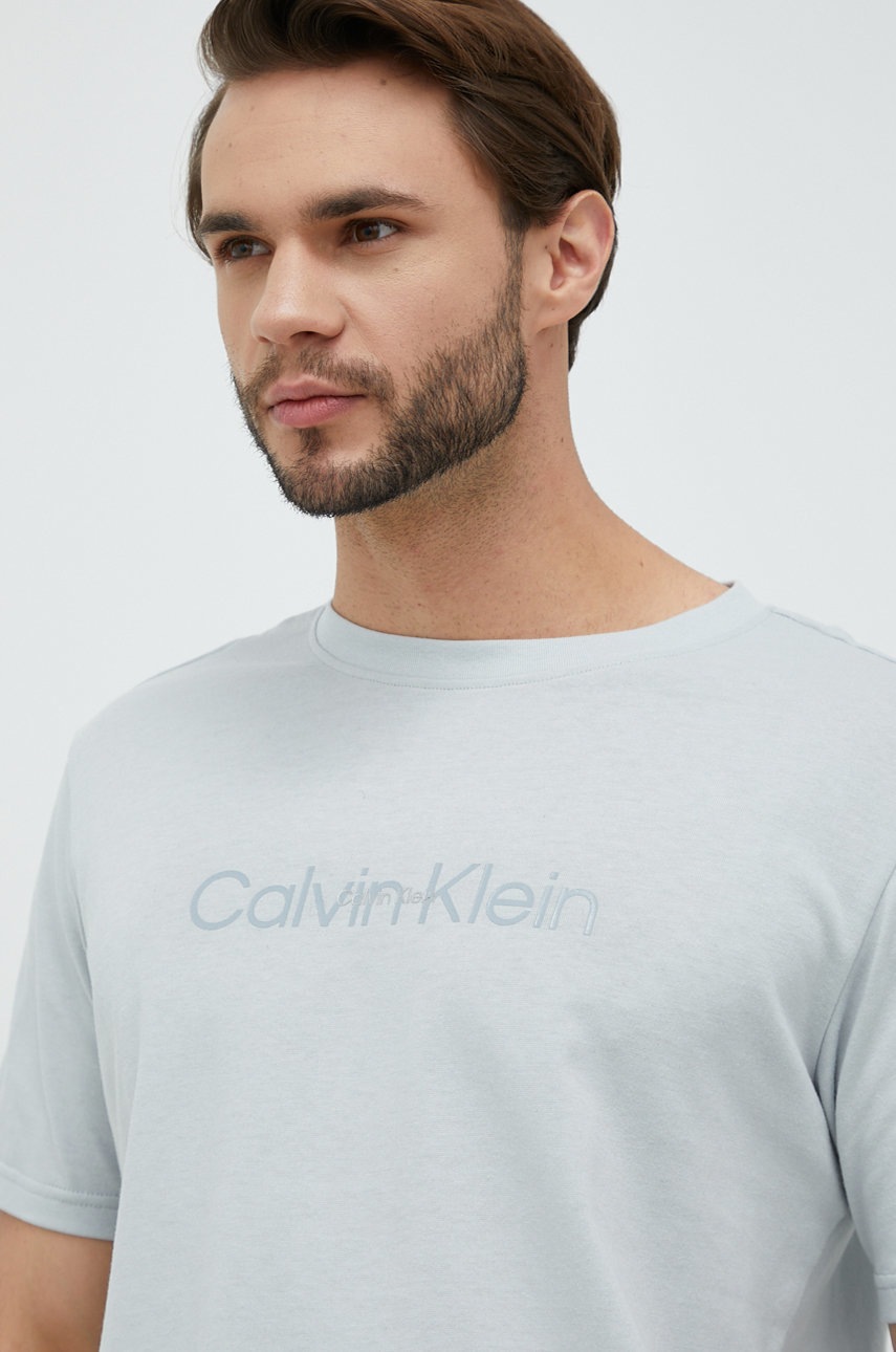 

Тениска Calvin Klein Performance в сиво с принт, Сив