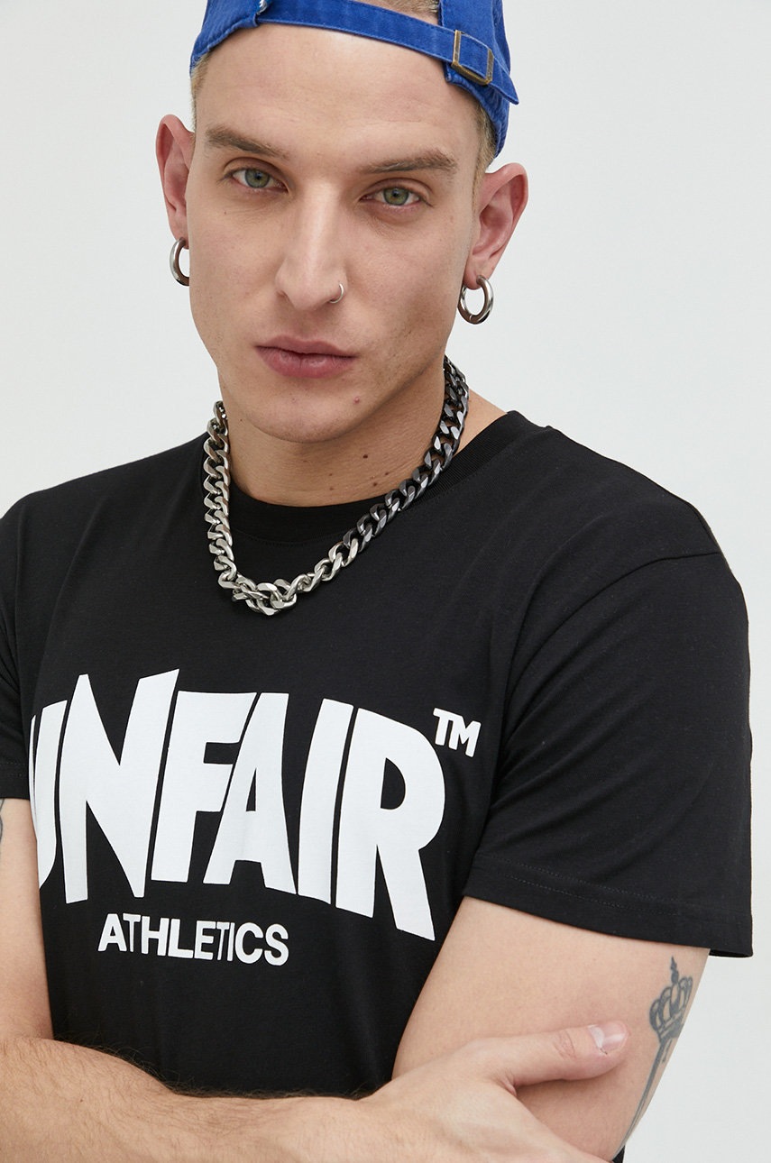 

Памучна тениска Unfair Athletics в черно с принт, Черен