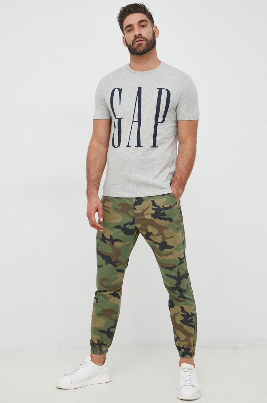 

Памучна тениска GAP в сиво с принт, Сив