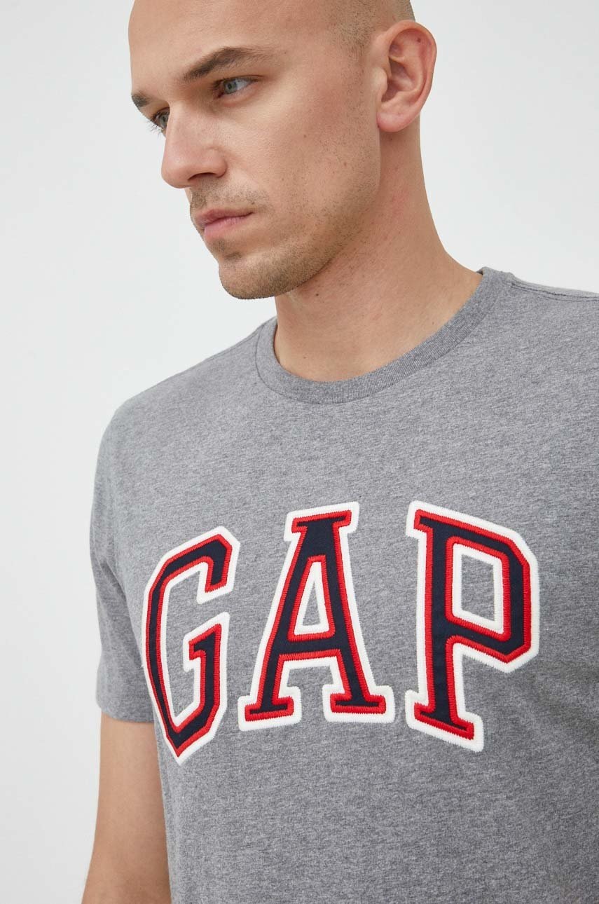 

Памучна тениска GAP в сиво с апликация, Сив