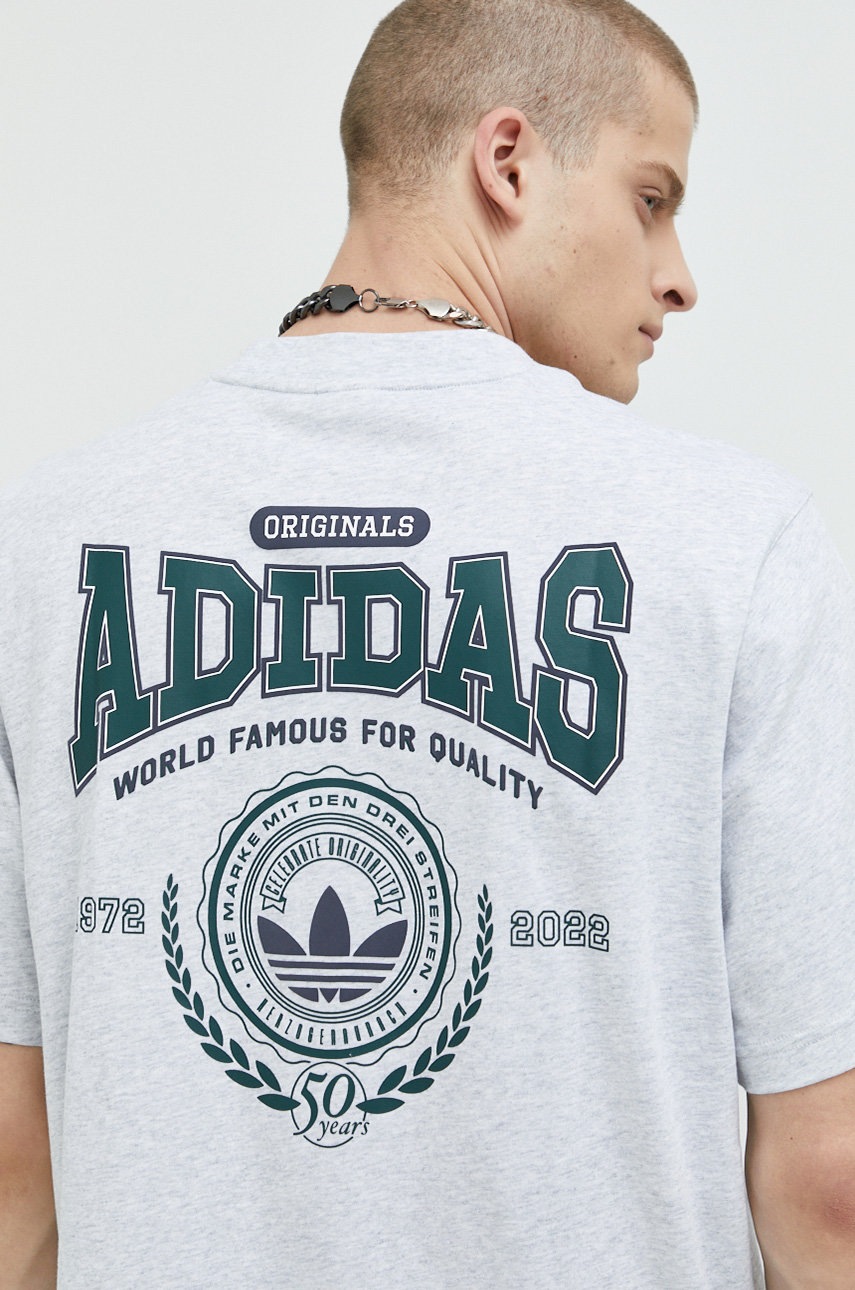 

Памучна тениска adidas Originals в сиво меланж на, Сив