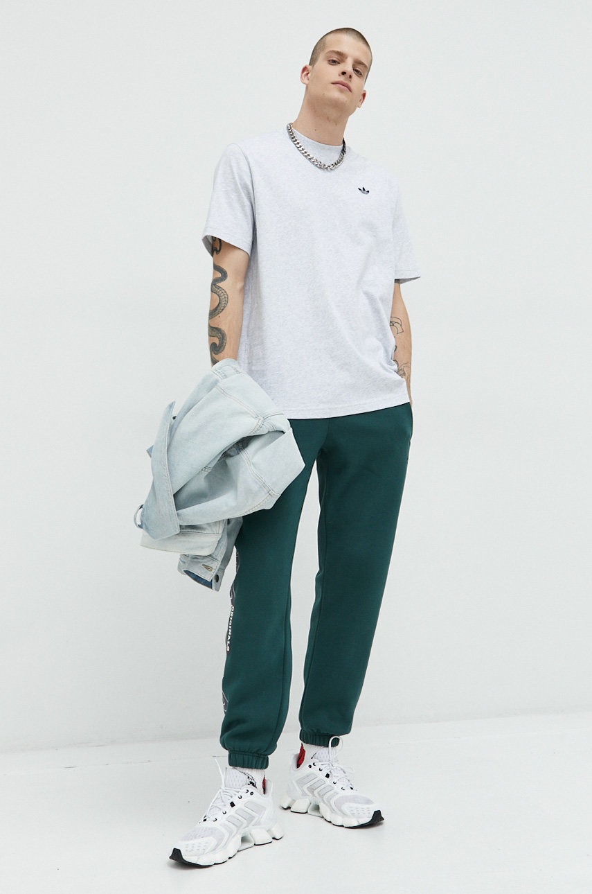 

Хлопковая футболка adidas Originals цвет серый меланж