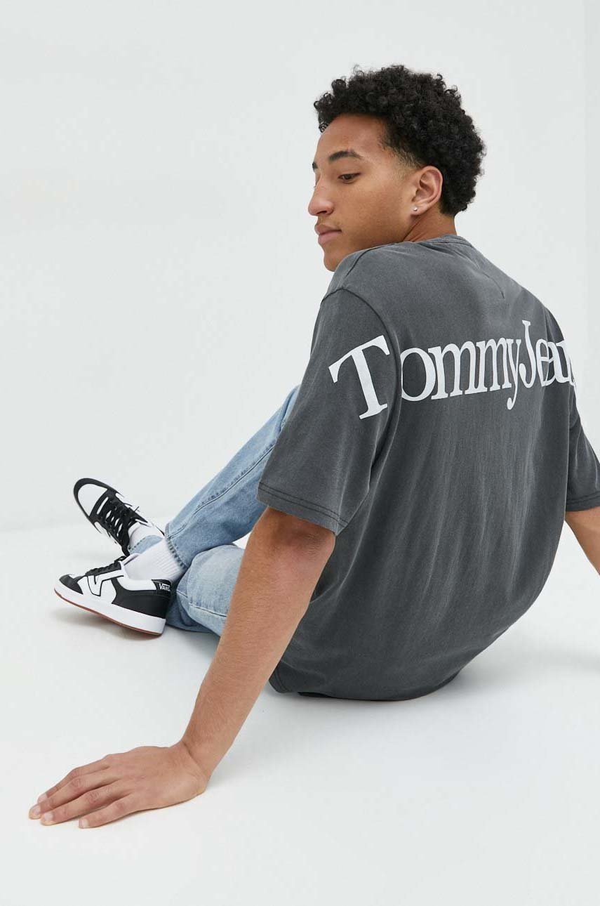 

Памучна тениска Tommy Jeans в сиво с принт, Сив