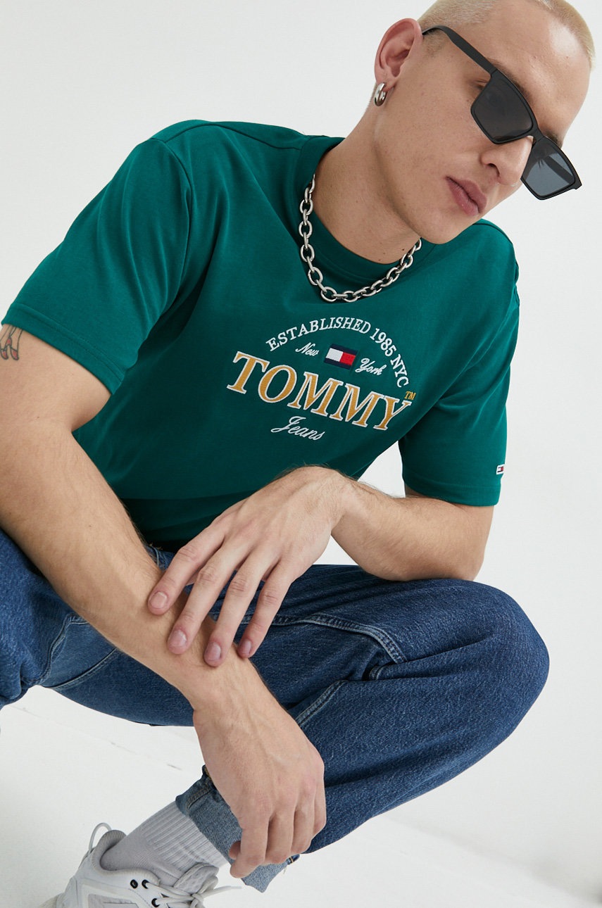 

Хлопковая футболка Tommy Jeans цвет зелёный с аппликацией