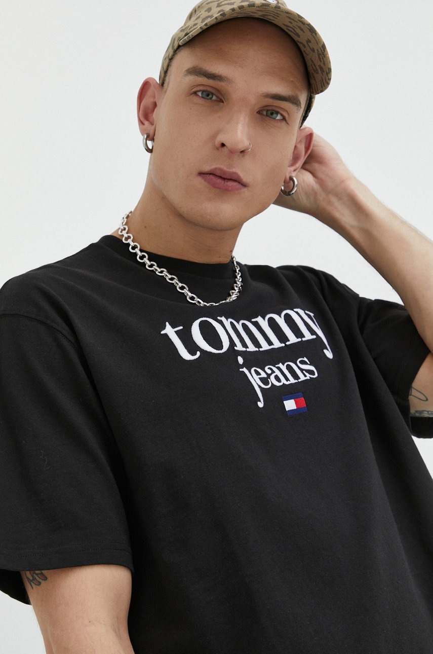 

Памучна тениска Tommy Jeans в черно с апликация, Черен