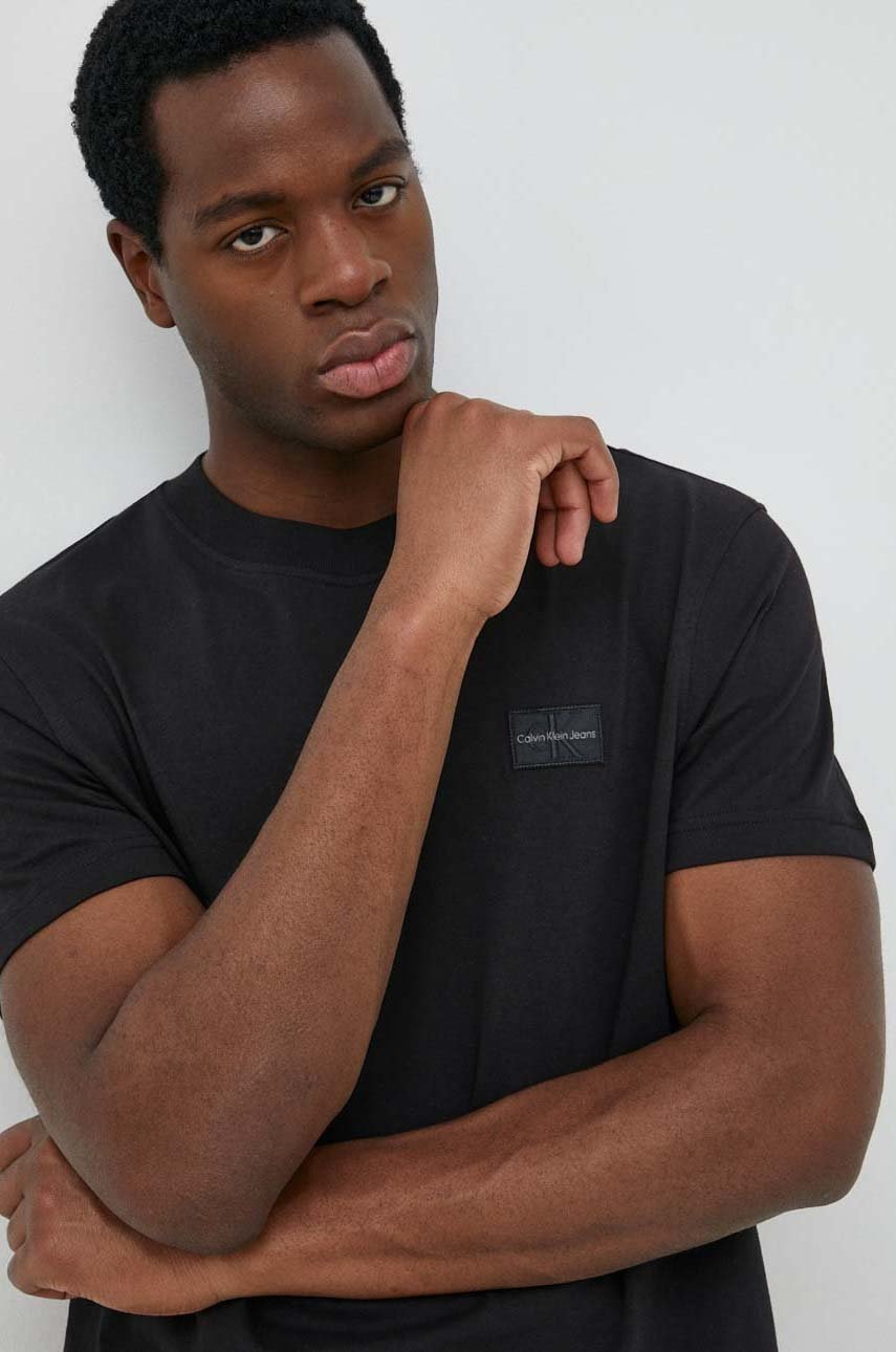 

Памучна тениска Calvin Klein Jeans в черно с апликация, Черен