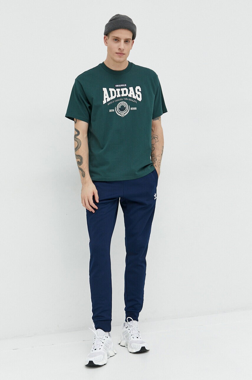 

Хлопковая футболка adidas Originals цвет зелёный с принтом