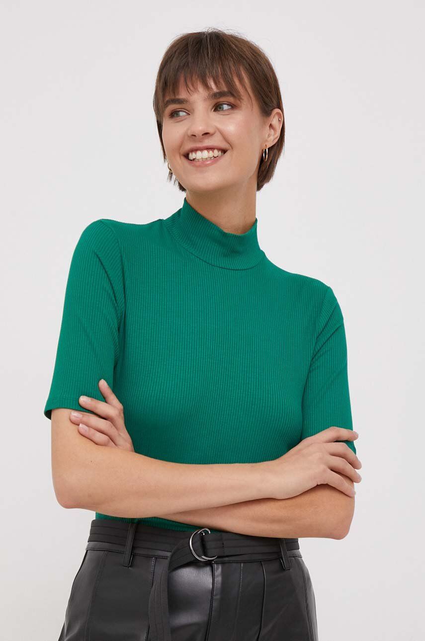 Tričko United Colors of Benetton zelená barva, s pologolfem - zelená - 95 % Viskóza
