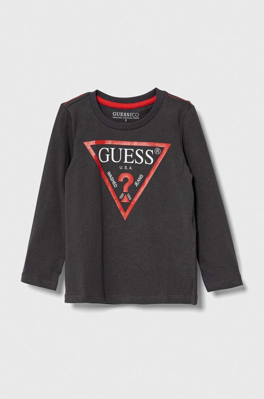 

Хлопковый детский лонгслив Guess цвет серый с принтом