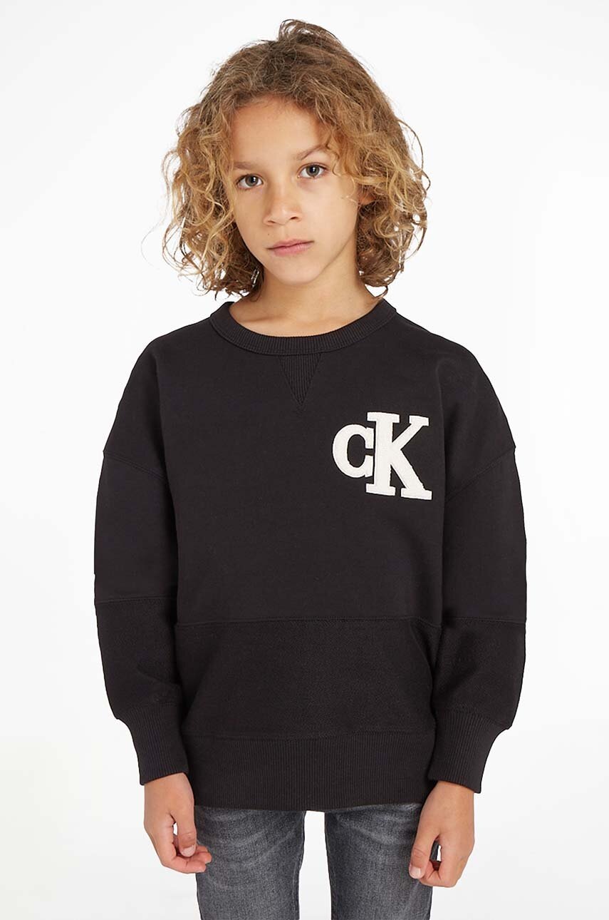 

Детски памучен суичър Calvin Klein Jeans в черно с апликация, Черен
