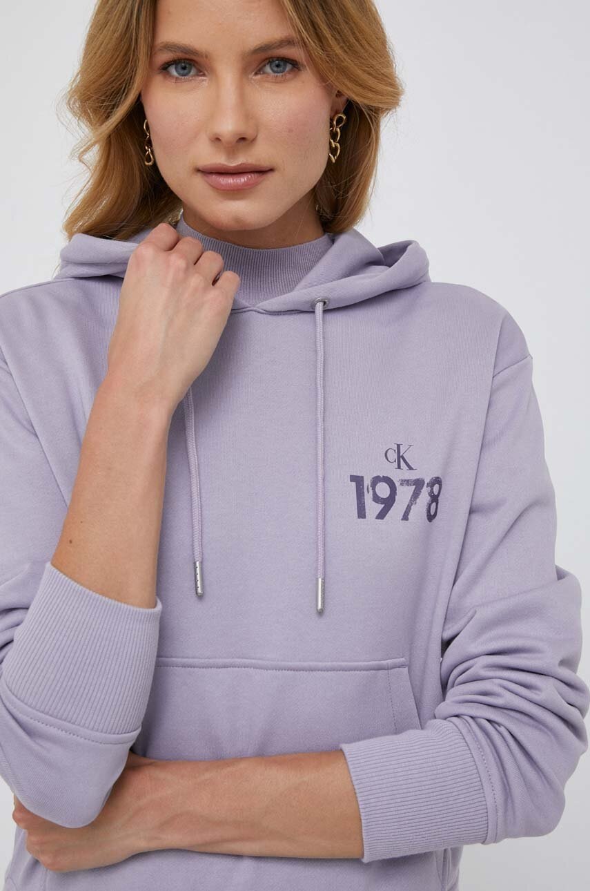 

Памучен суичър Calvin Klein Jeans в лилаво с качулка с принт, Виолетов