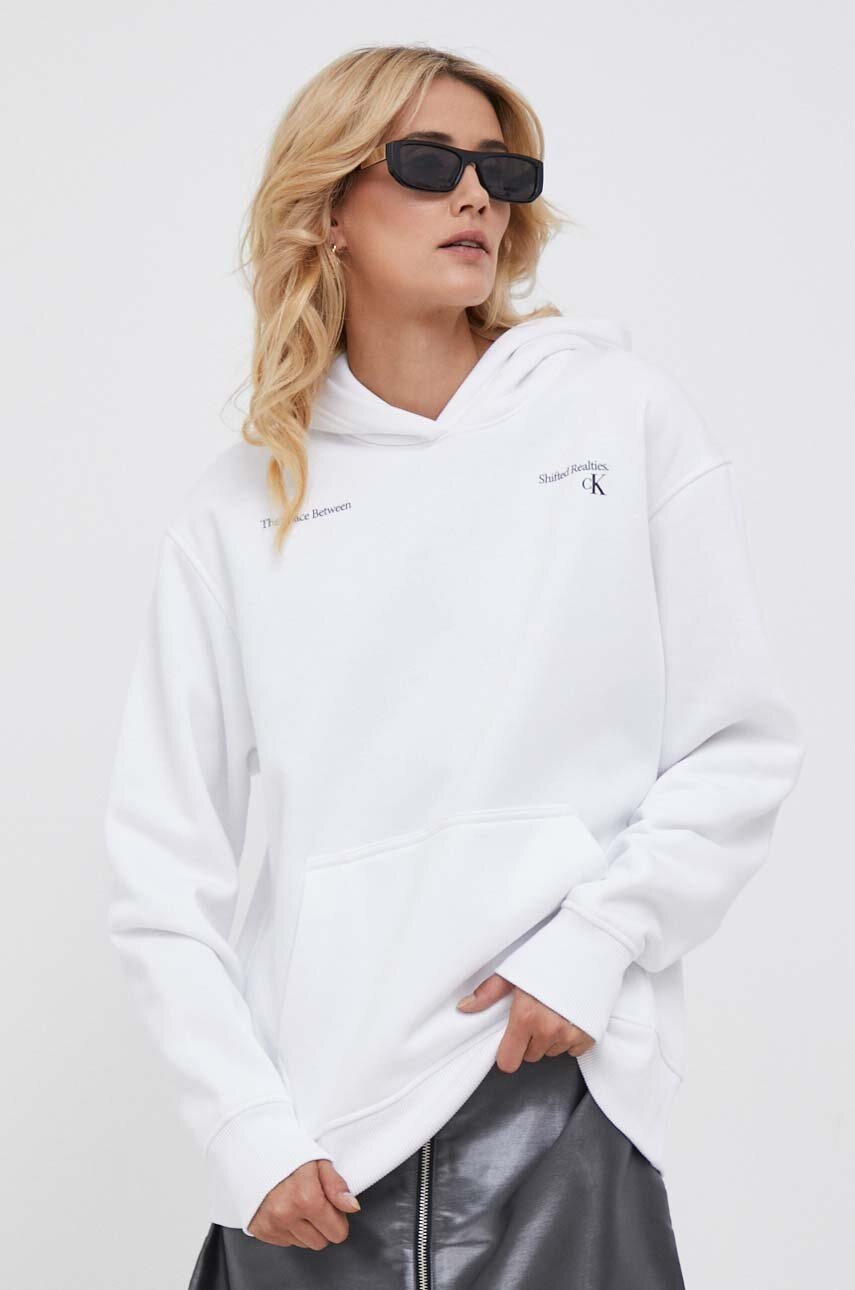 

Суичър Calvin Klein Jeans в бяло с качулка с принт, Бял
