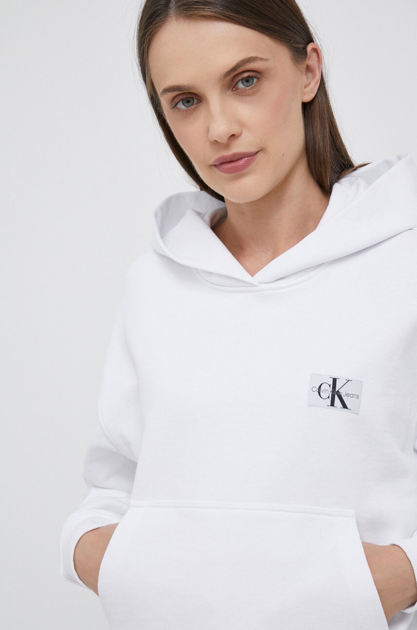 

Памучен суичър Calvin Klein Jeans в бяло с качулка с апликация, Бял
