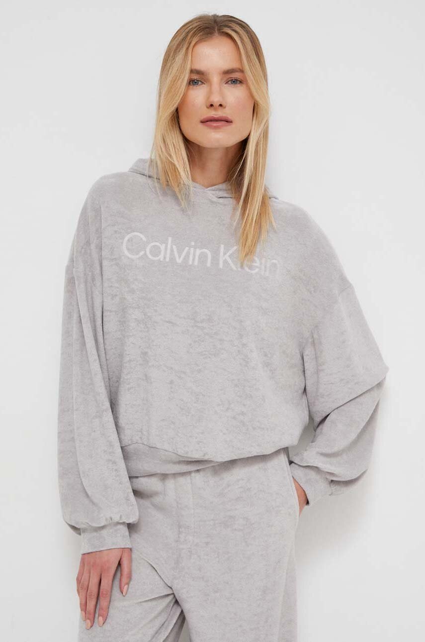 

Домашен суичър Calvin Klein Underwear в сиво с качулка с принт, Сив