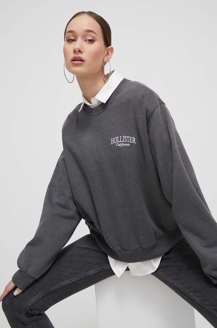 

Суичър Hollister Co. в сиво с апликация, Сив