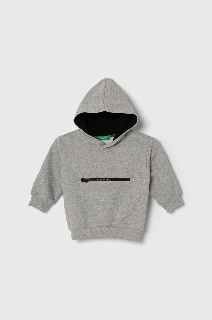 United Colors of Benetton hanorac de bumbac pentru copii culoarea gri, cu gluga, cu imprimeu