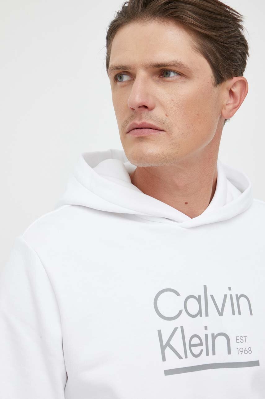 

Памучен суичър Calvin Klein в бяло с качулка с принт, Бял