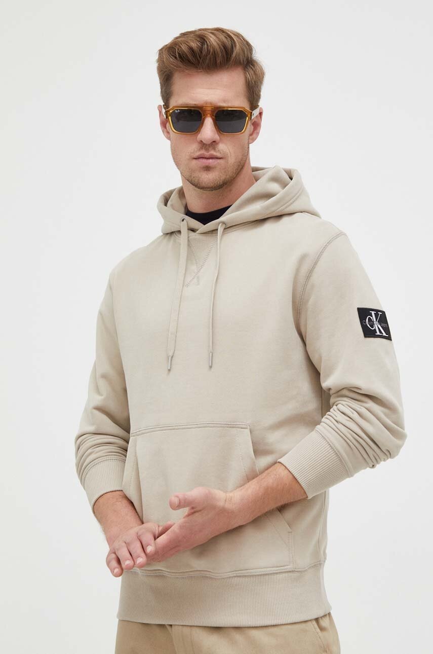 

Памучен суичър Calvin Klein Jeans в бежово с качулка с апликация, Бежов