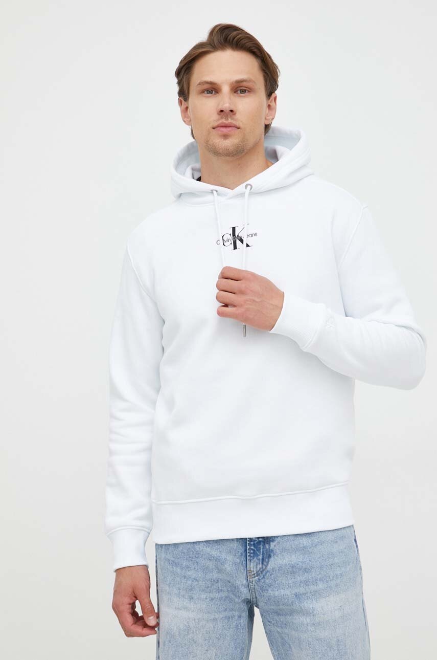 

Суичър Calvin Klein Jeans в бяло с качулка с апликация, Бял