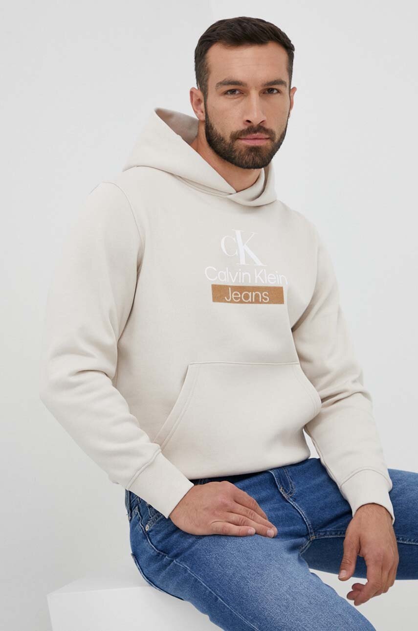 

Суичър Calvin Klein Jeans в бежово с качулка с принт, Бежов
